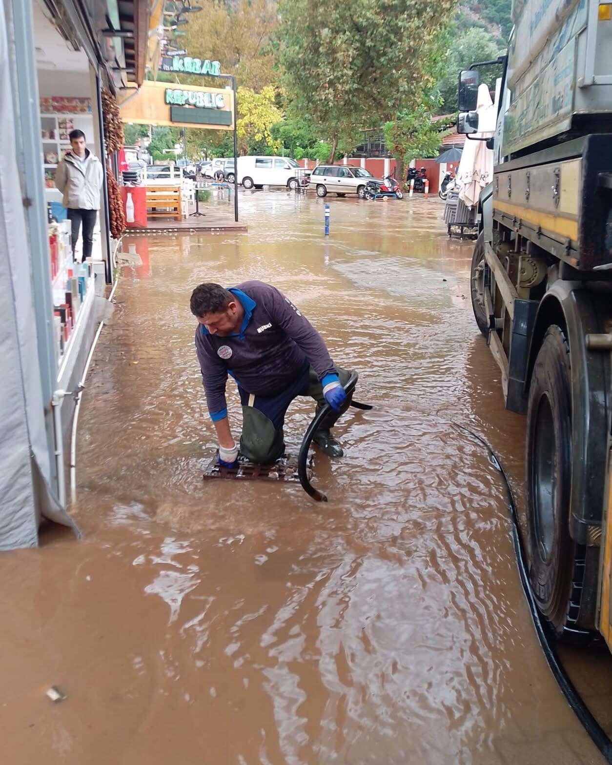 Muğla’da Sağanak Mesaisi: MUSKİ Ekipleri 13 İlçede Teyakkuzda 1